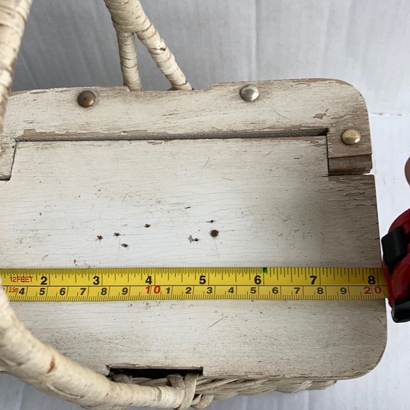 Vintage Hong Kong white distressed small basket - Picture 14 of 16